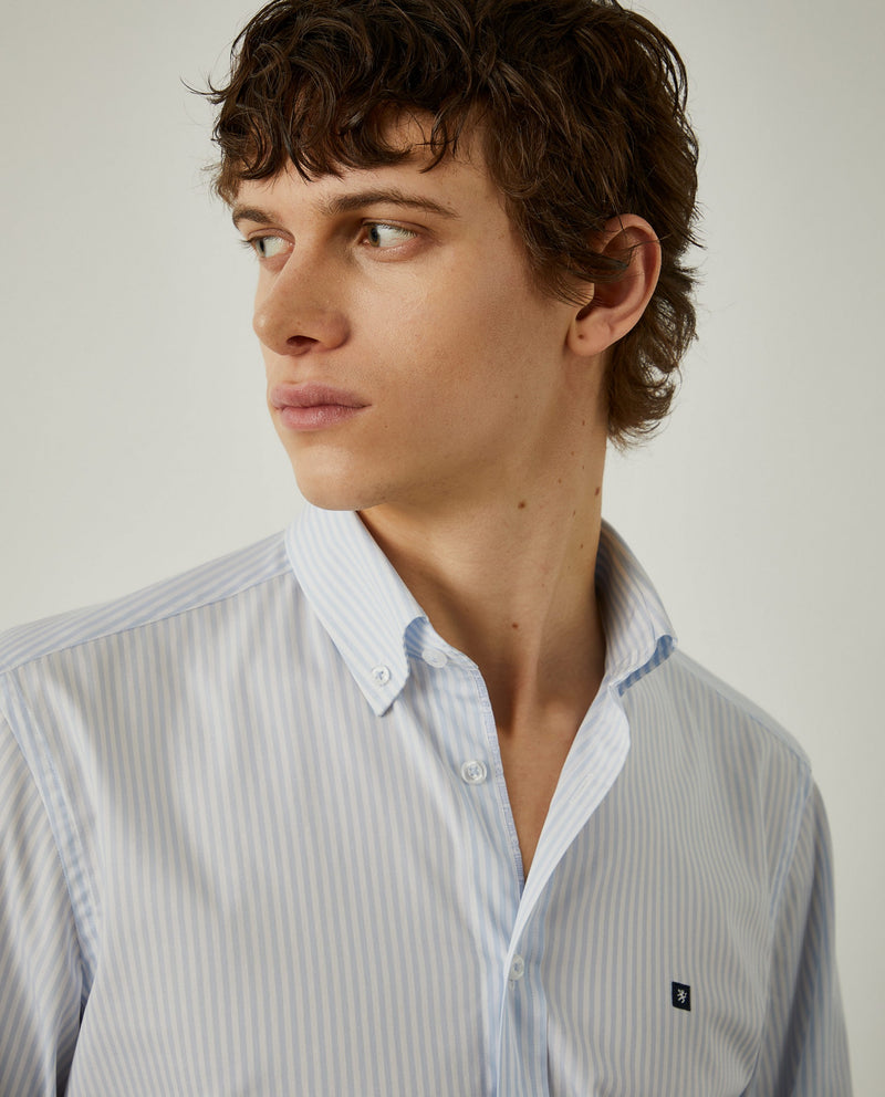 Camisa slim fit com padrão de riscas