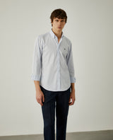 Camisa slim fit com padrão de riscas