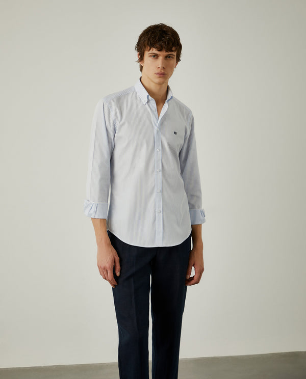 Camisa slim fit com padrão de riscas