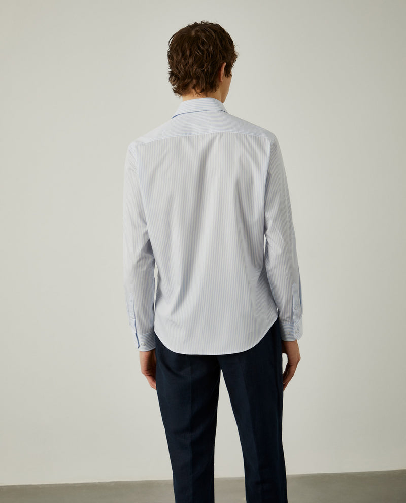 Camisa slim fit com padrão de riscas