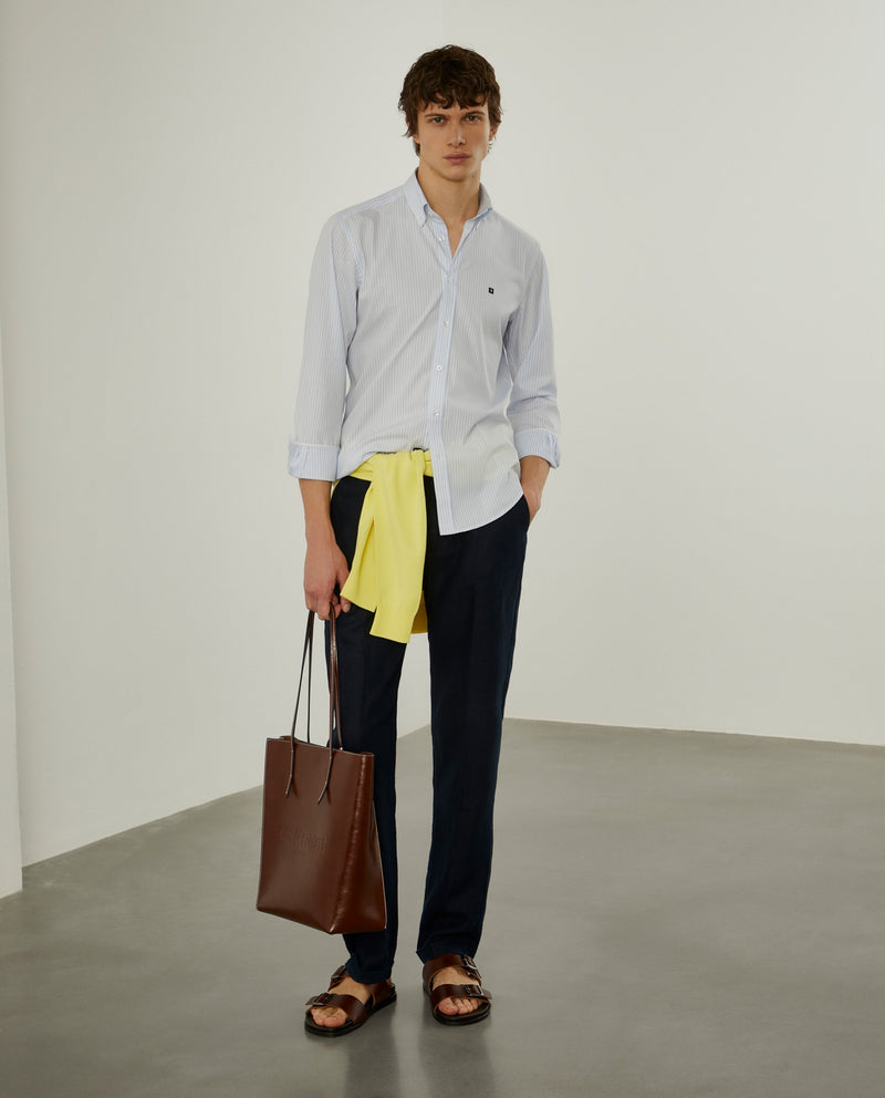 Camisa slim fit com padrão de riscas