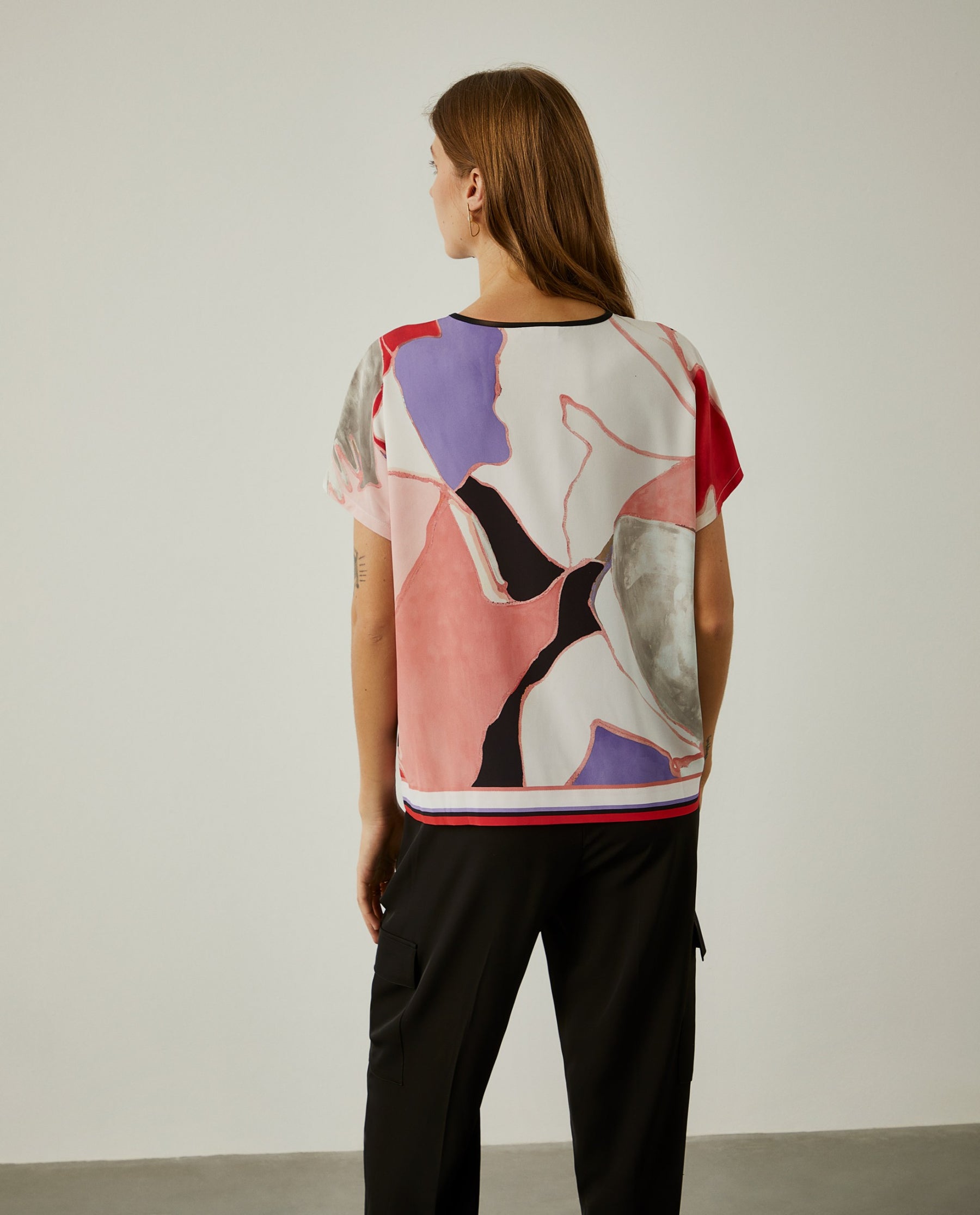 Blusa manga curta com padrão abstrato
