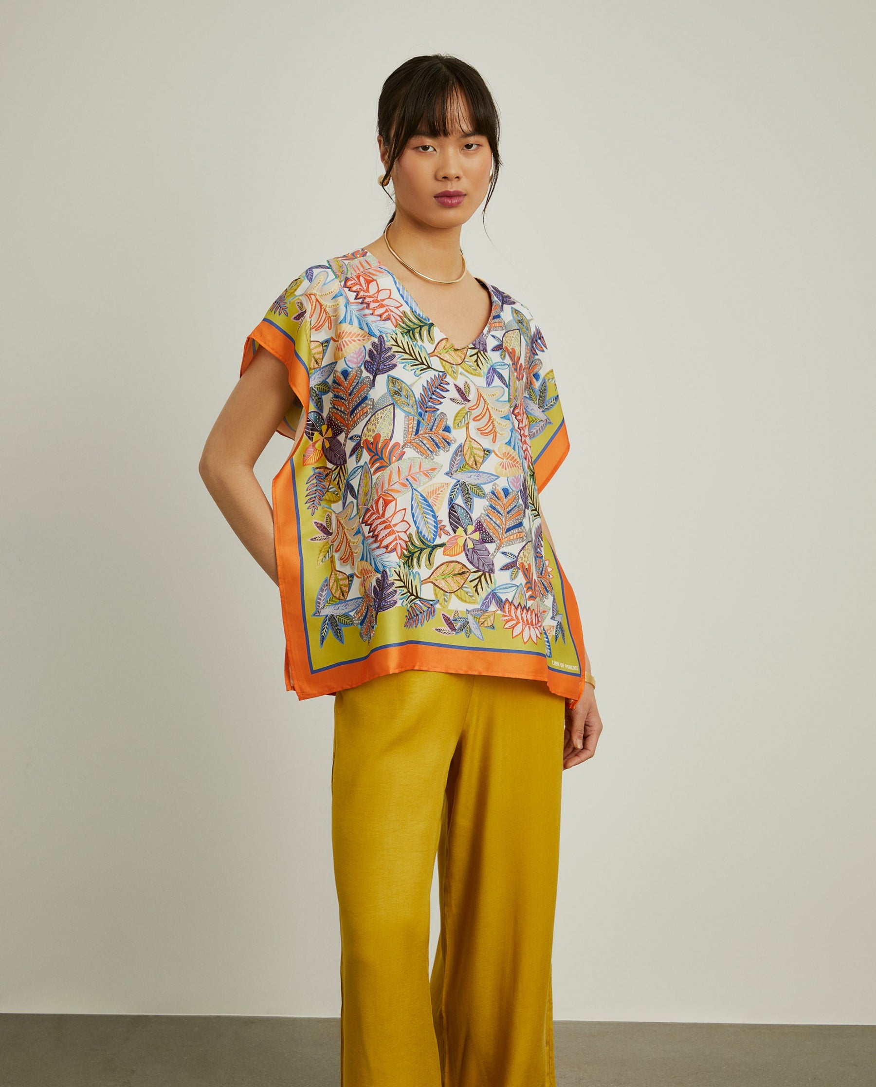 Blusa estilo poncho com padrão tropical