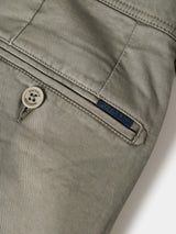 Calças chino regular fit em sarja