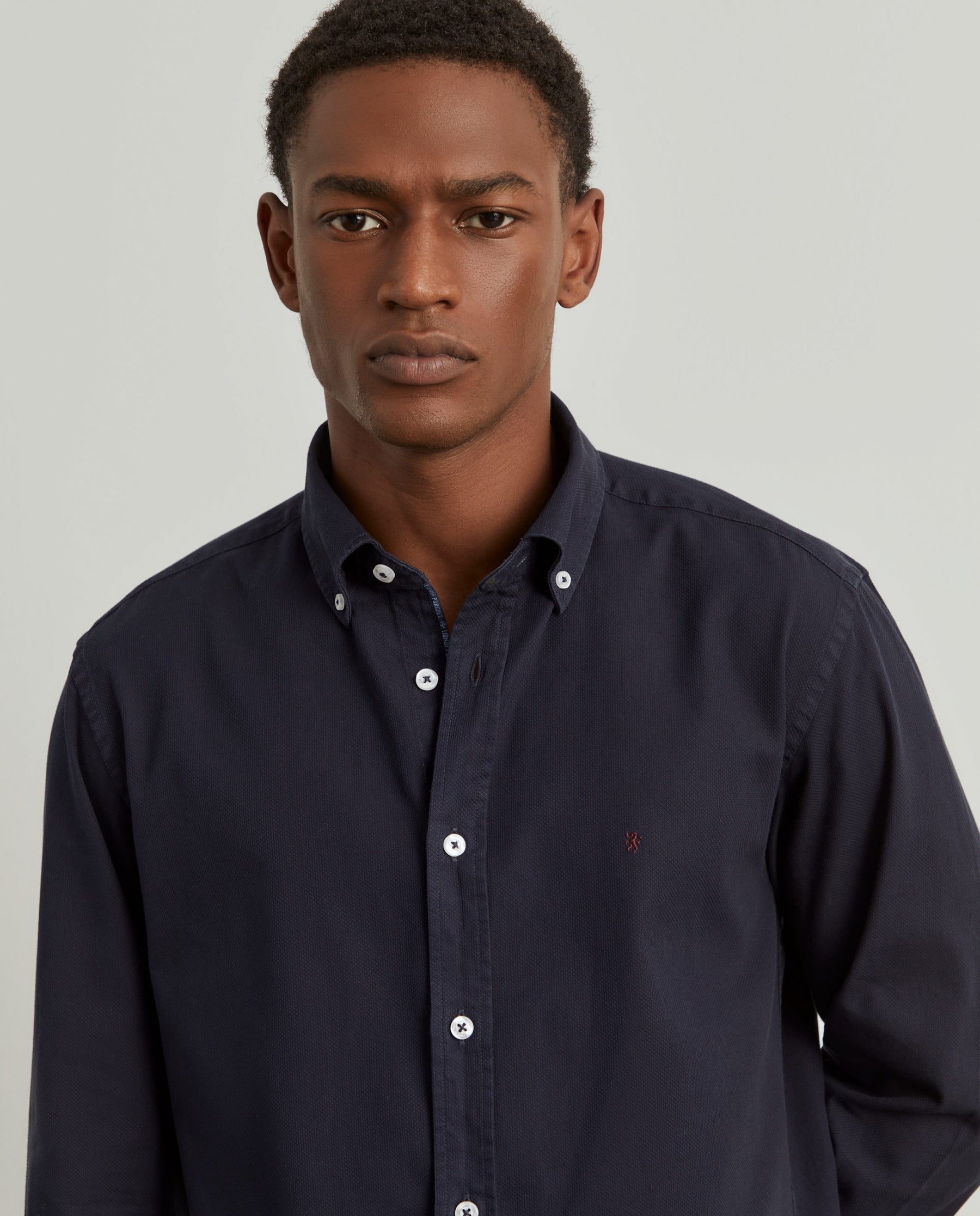 Camisa slim fit de algodão garment dye