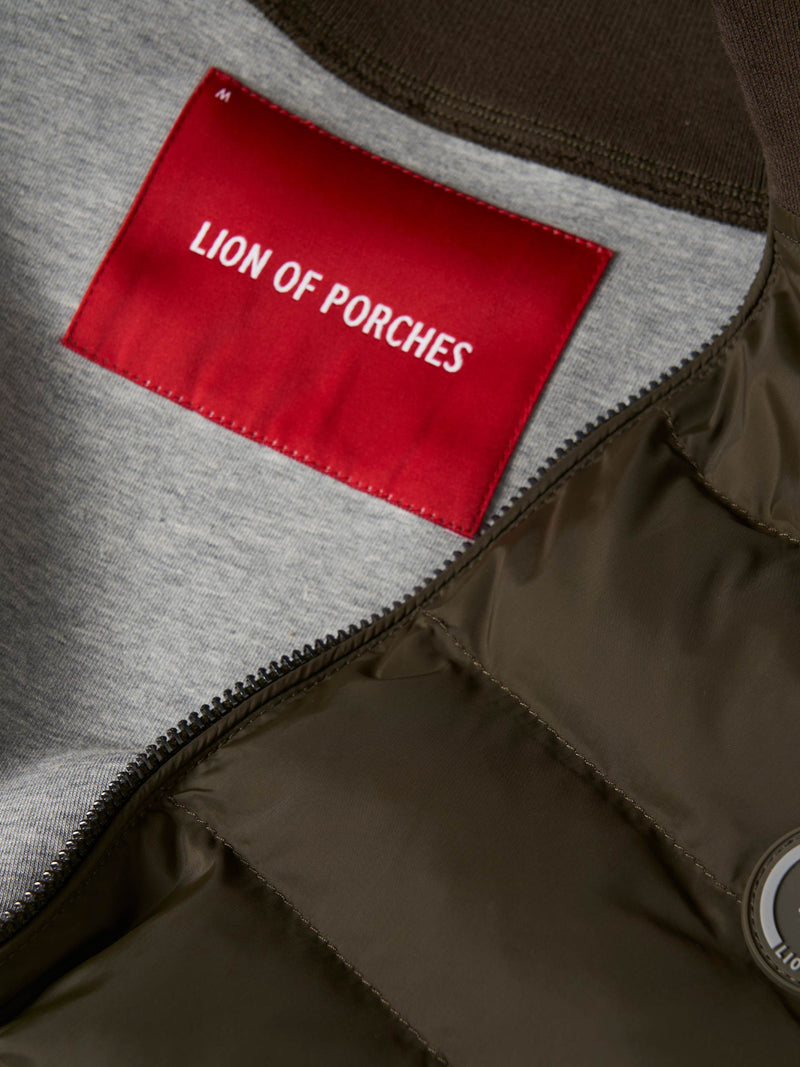 Casaco em tecido técnico com frente acolchoada