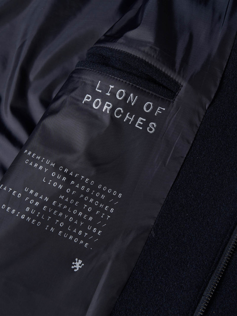 Sobretudo comprido com lã e capuz