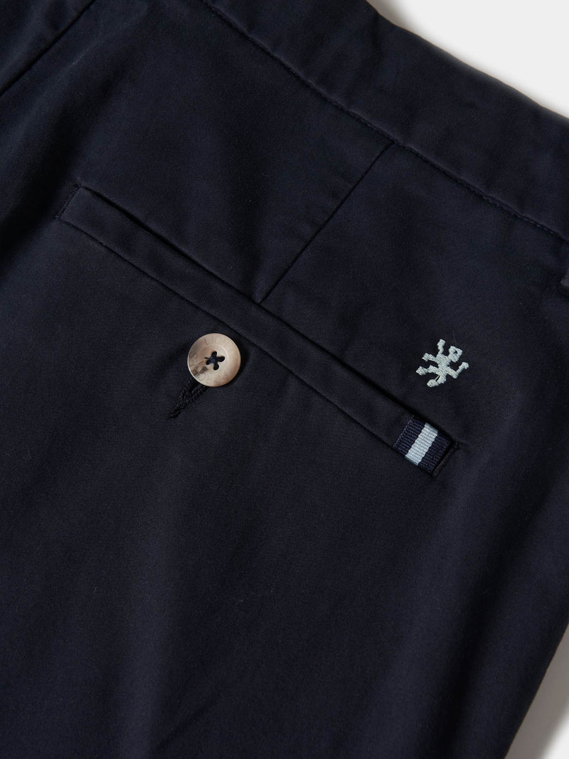 Calças chino regular fit vincadas