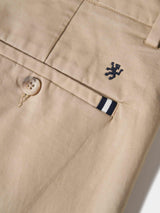 Calças chino regular fit vincadas