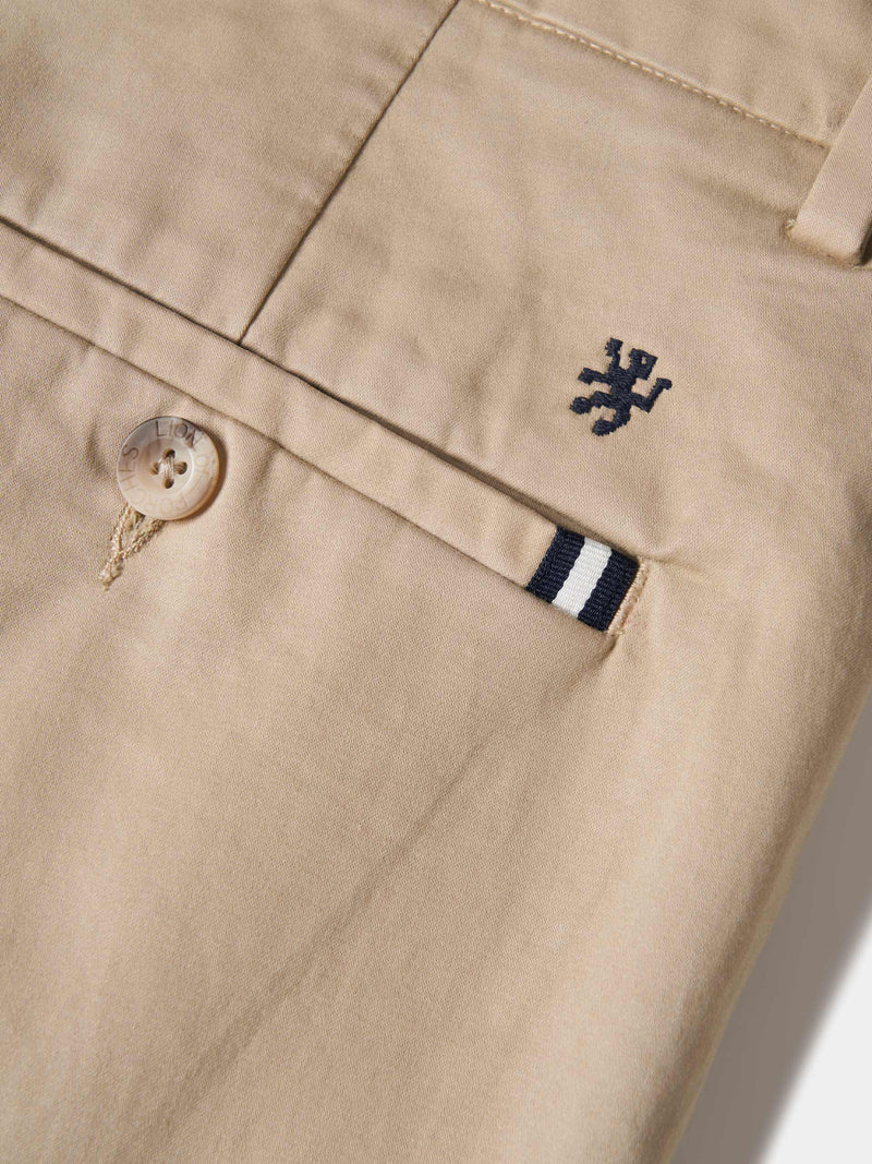 Calças chino regular fit vincadas