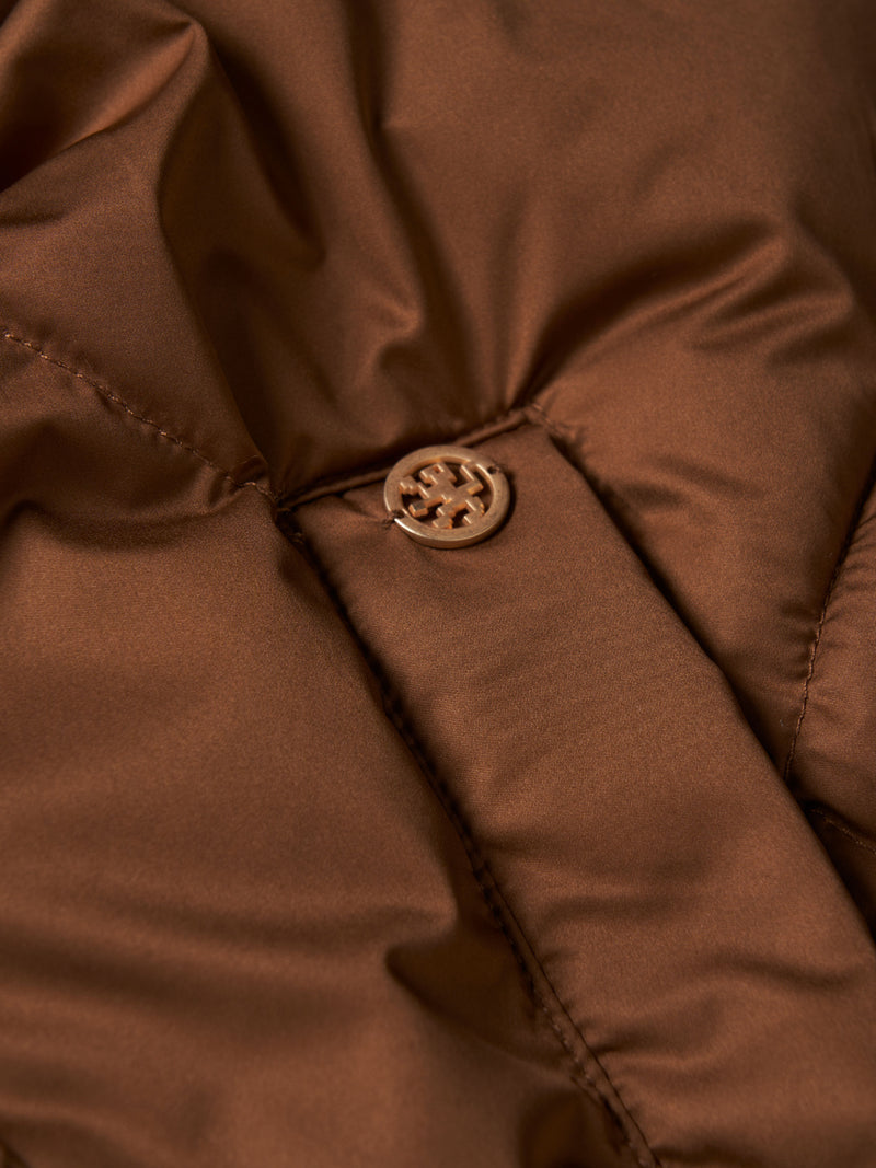 Blusão acolchoado com capuz e cinto