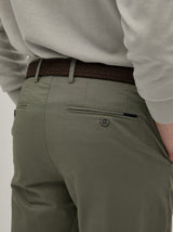 Calças chino regular fit em sarja