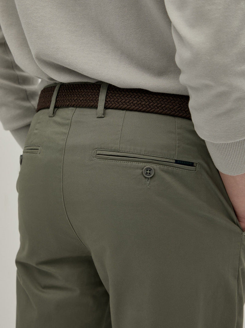 Calças chino regular fit em sarja