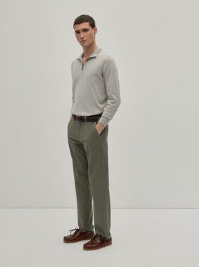 Calças chino regular fit em sarja