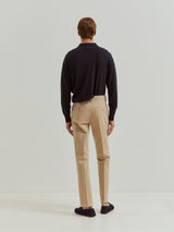 Calças chino regular fit vincadas