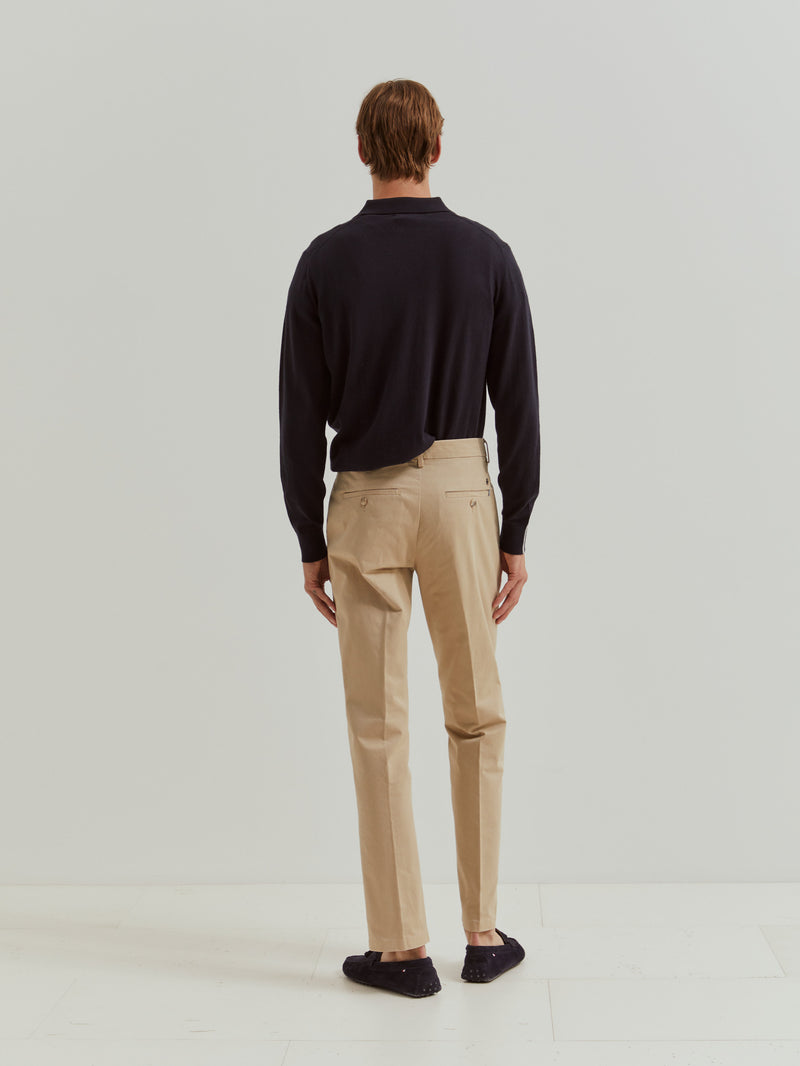 Calças chino regular fit vincadas