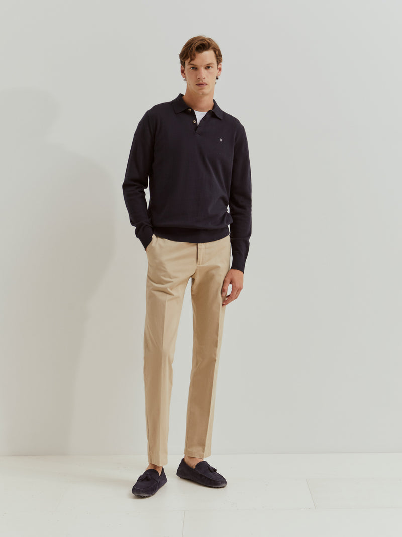 Calças chino regular fit vincadas