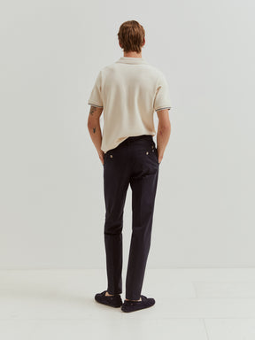 Calças chino regular fit vincadas