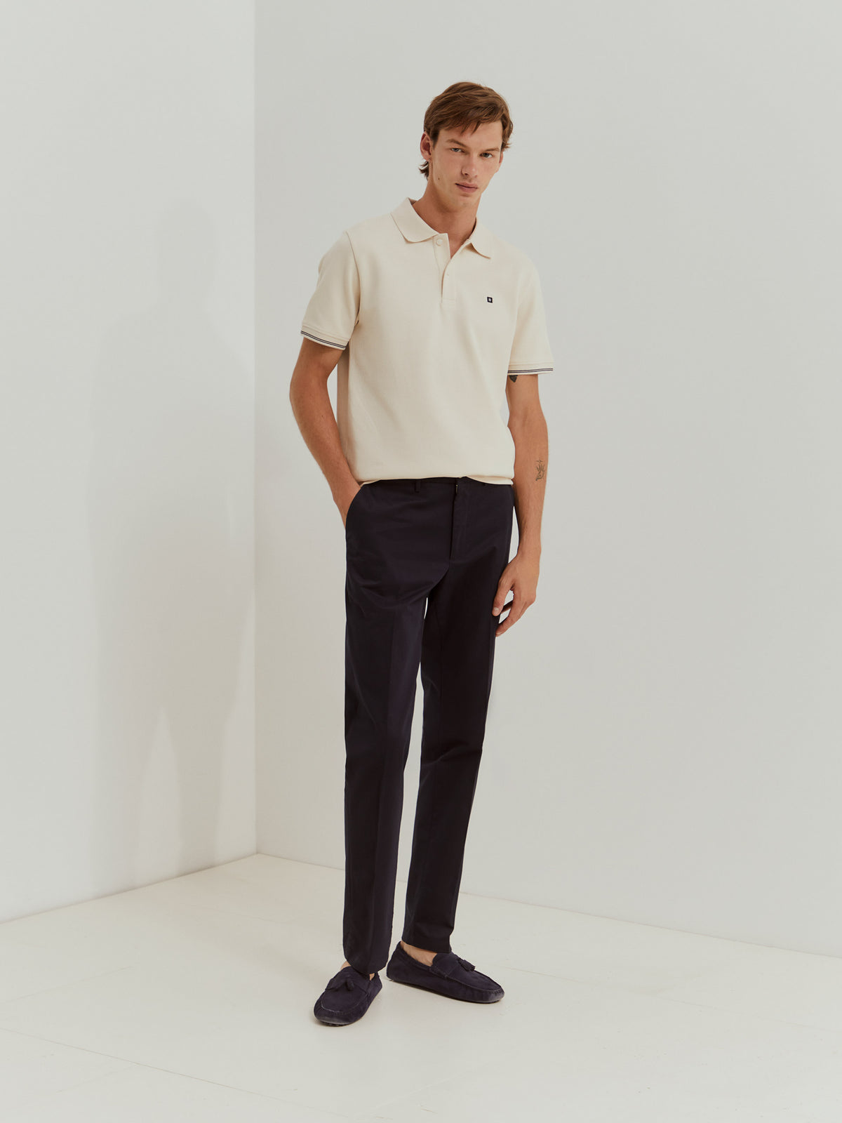 Calças chino regular fit vincadas
