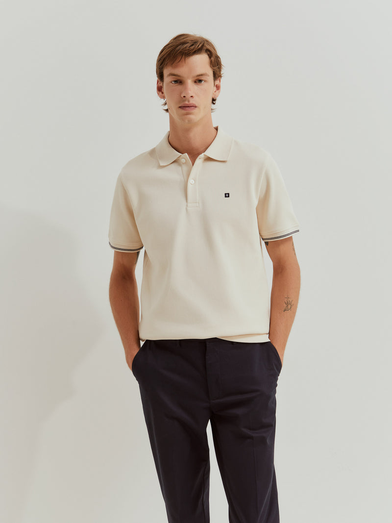 Calças chino regular fit vincadas