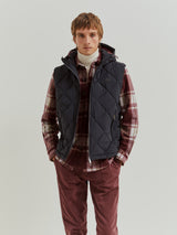 Colete acolchoado com capuz