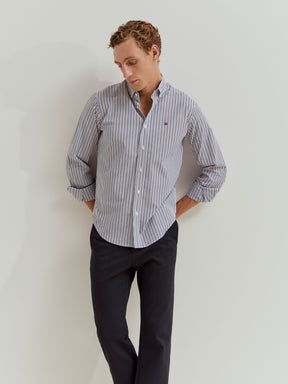 Camisa regular fit às riscas