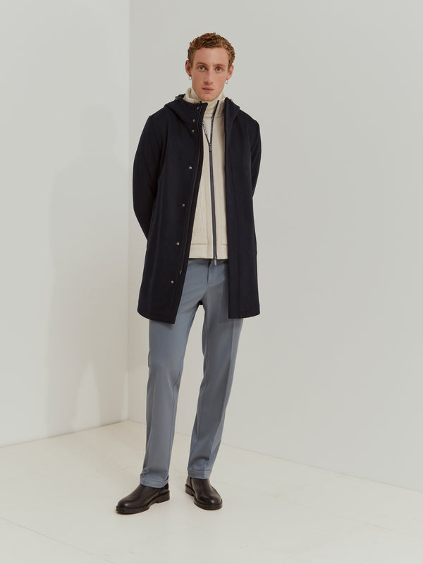 Sobretudo comprido com lã e capuz