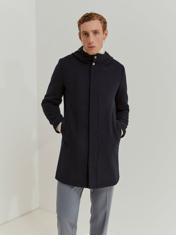 Sobretudo comprido com lã e capuz