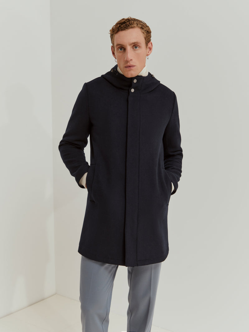 Sobretudo comprido com lã e capuz