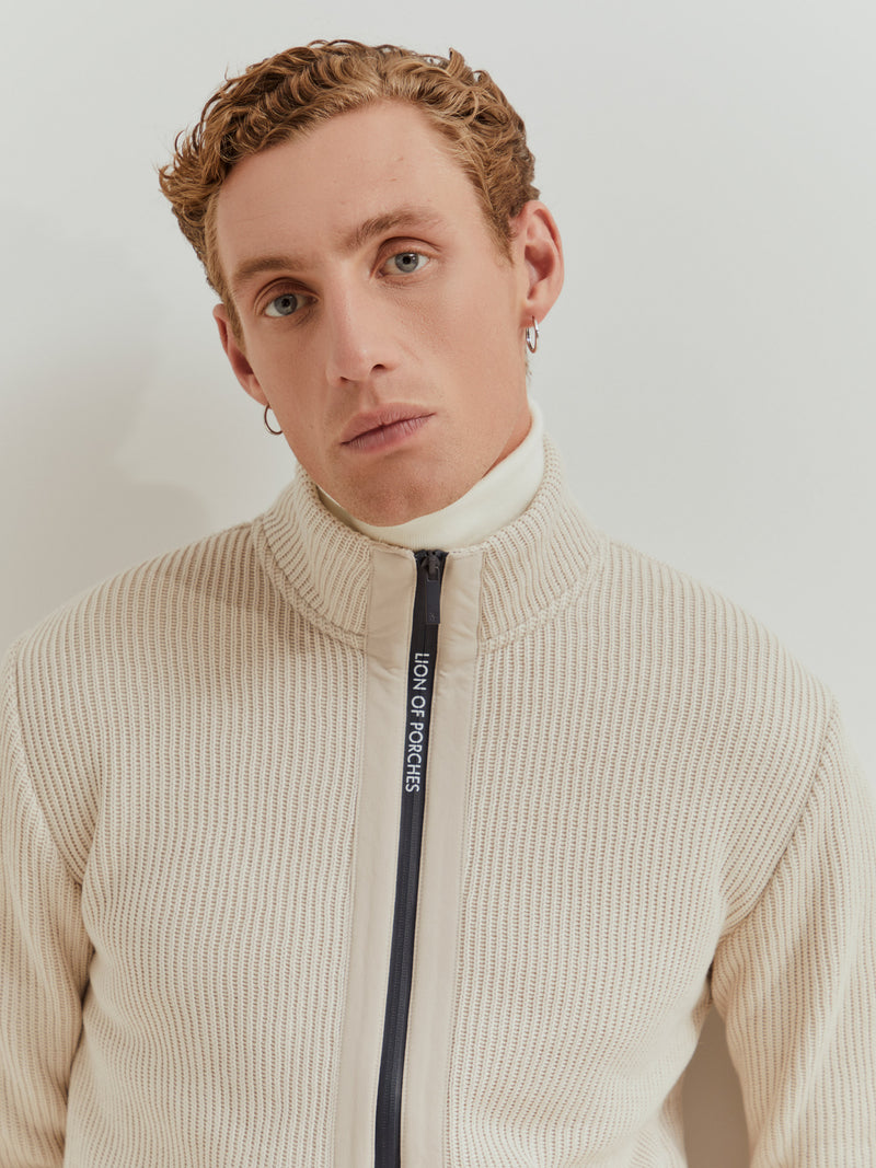 Casaco malha canelada gola alta