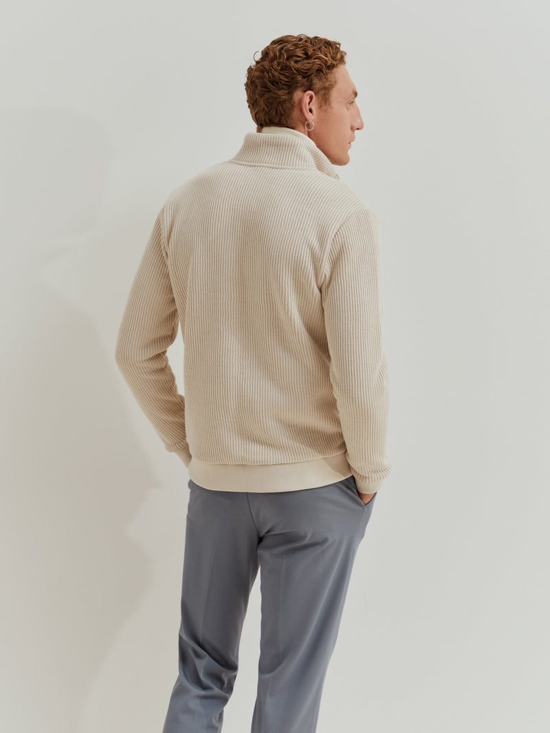 Casaco malha canelada gola alta