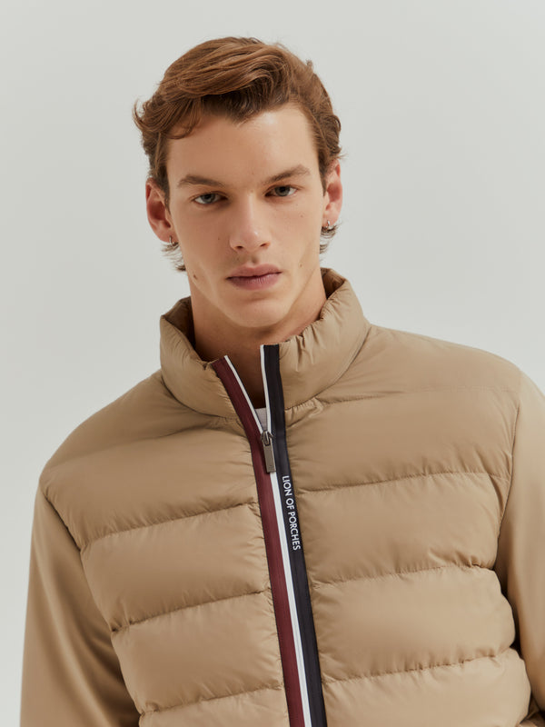 Blusão acolchoado com gola subida