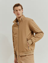 Blusão acolchoado com capuz embutido