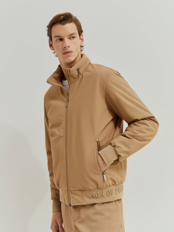 Blusão acolchoado com capuz embutido