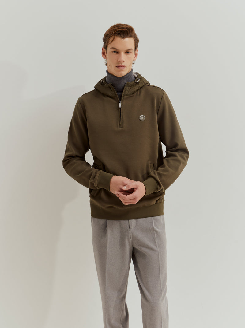 Sweater com Capuz em tecido técnico