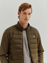 Casaco em tecido técnico com frente acolchoada