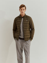 Casaco em tecido técnico com frente acolchoada