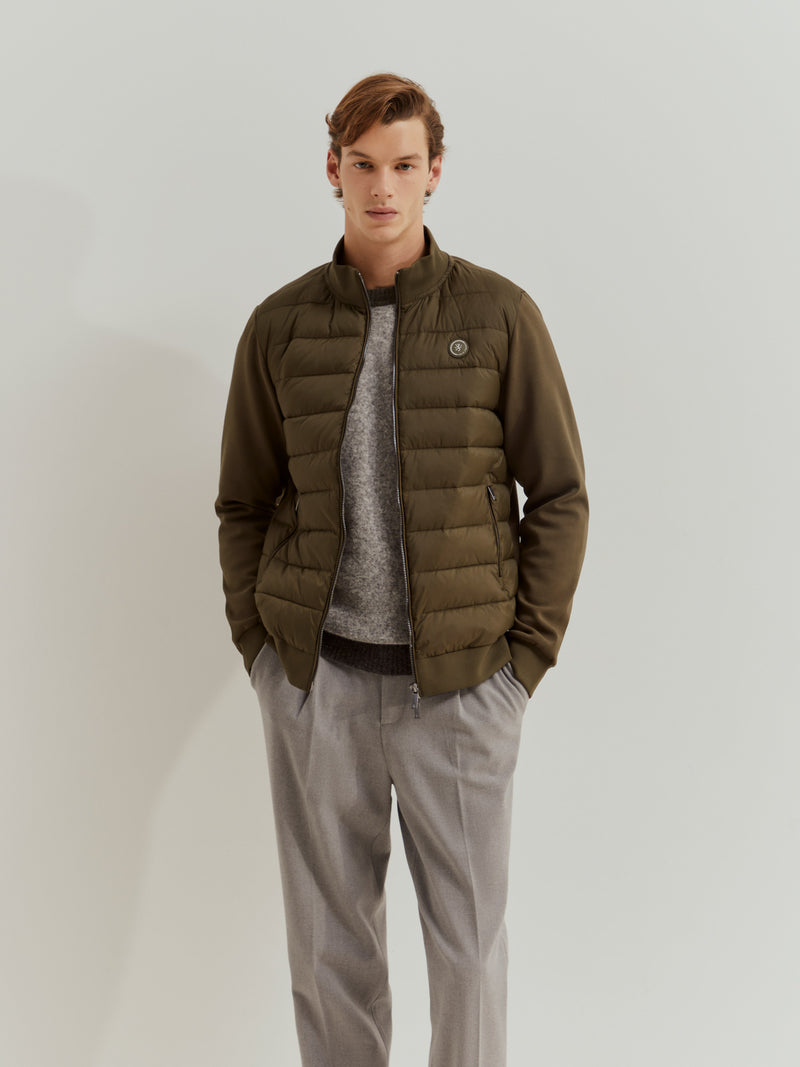 Casaco em tecido técnico com frente acolchoada