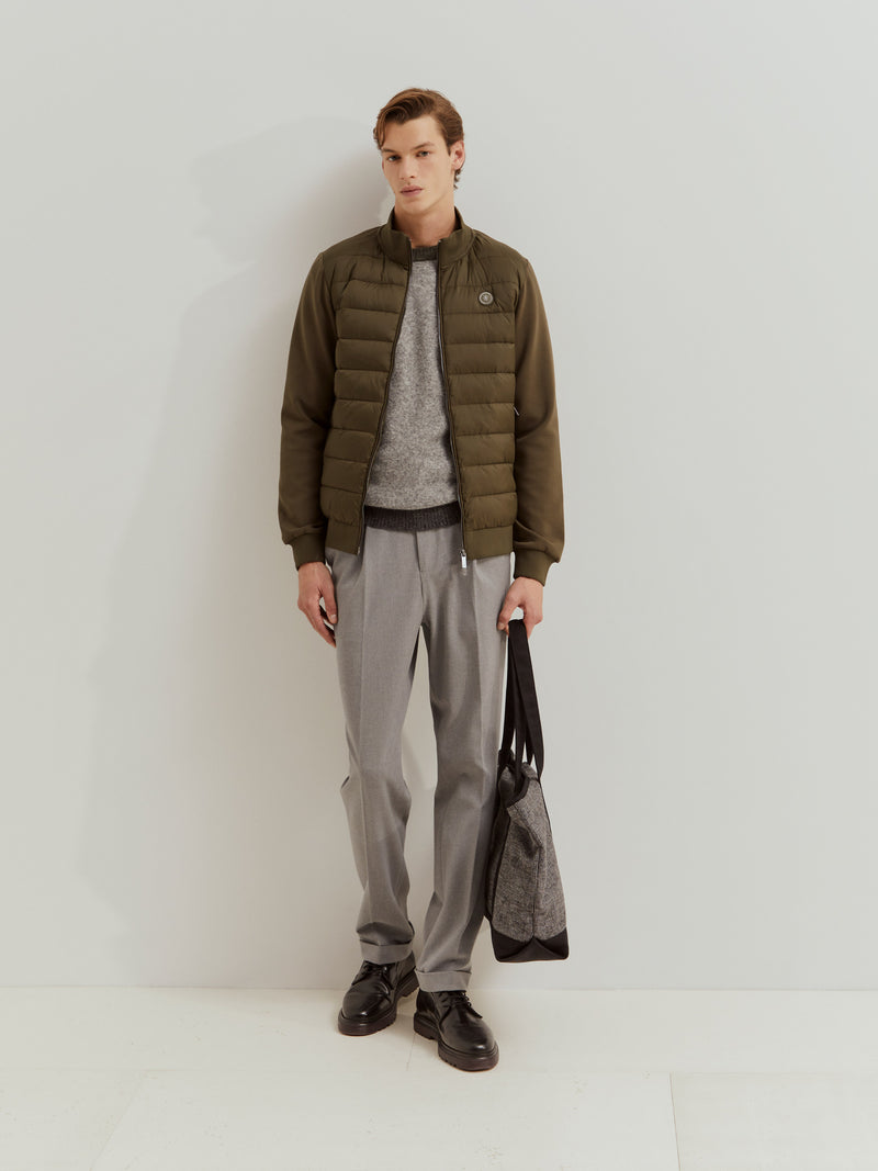 Casaco em tecido técnico com frente acolchoada