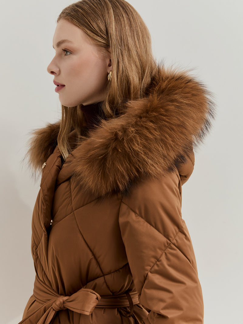 Blusão acolchoado com capuz e cinto