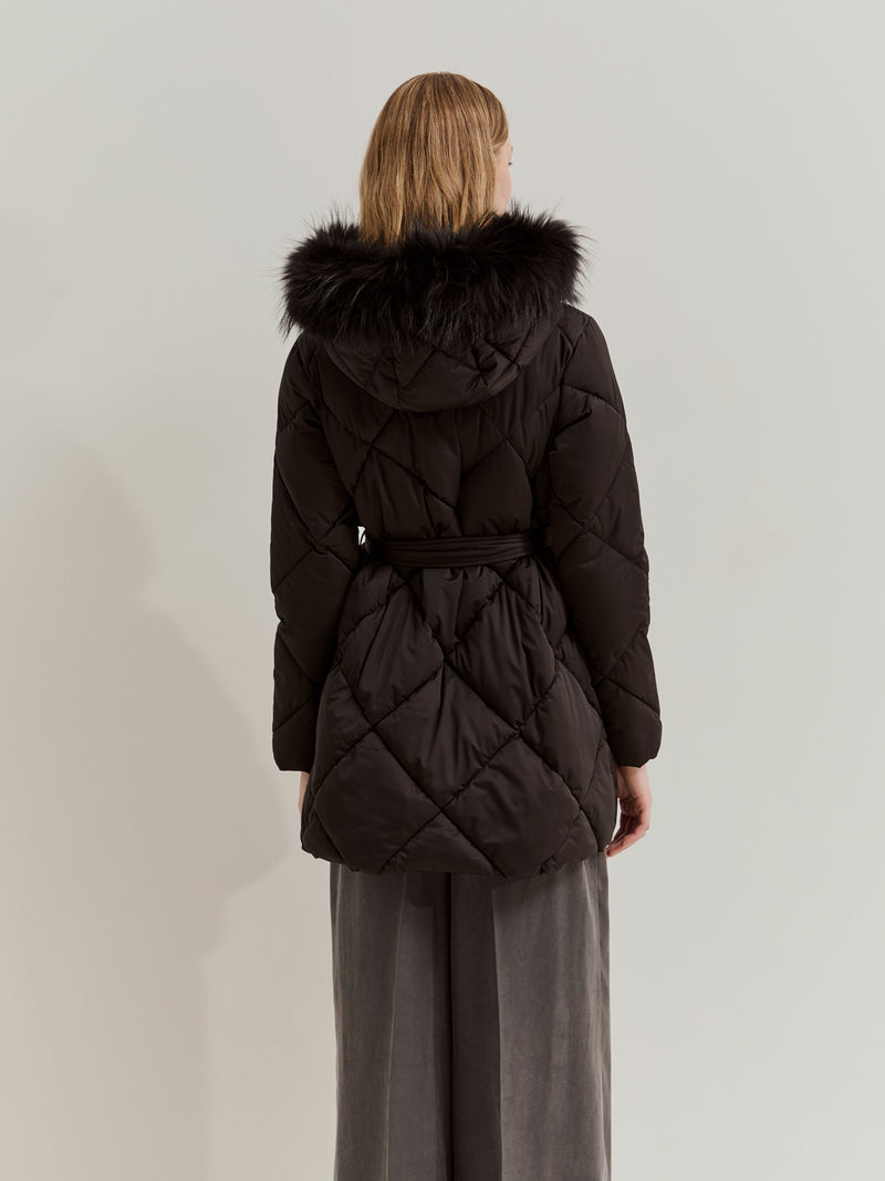 Blusão acolchoado com capuz e cinto