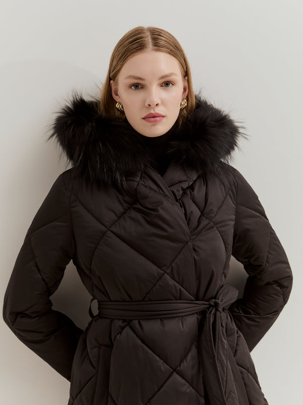 Blusão acolchoado com capuz e cinto