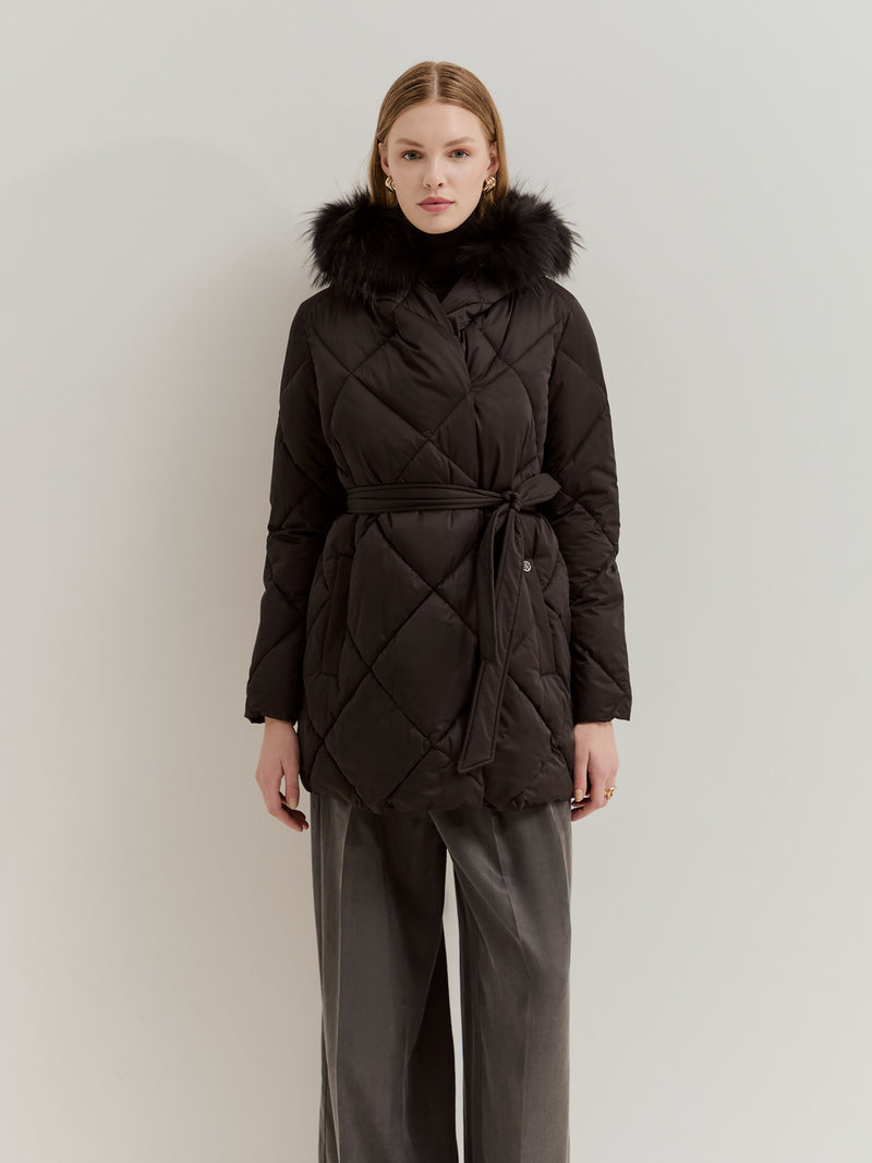 Blusão acolchoado com capuz e cinto