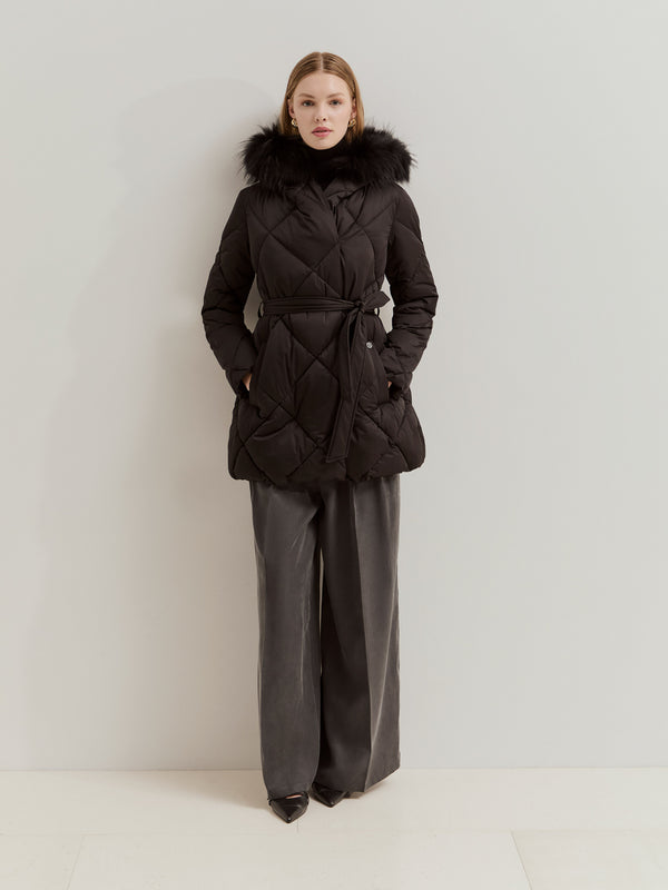 Blusão acolchoado com capuz e cinto