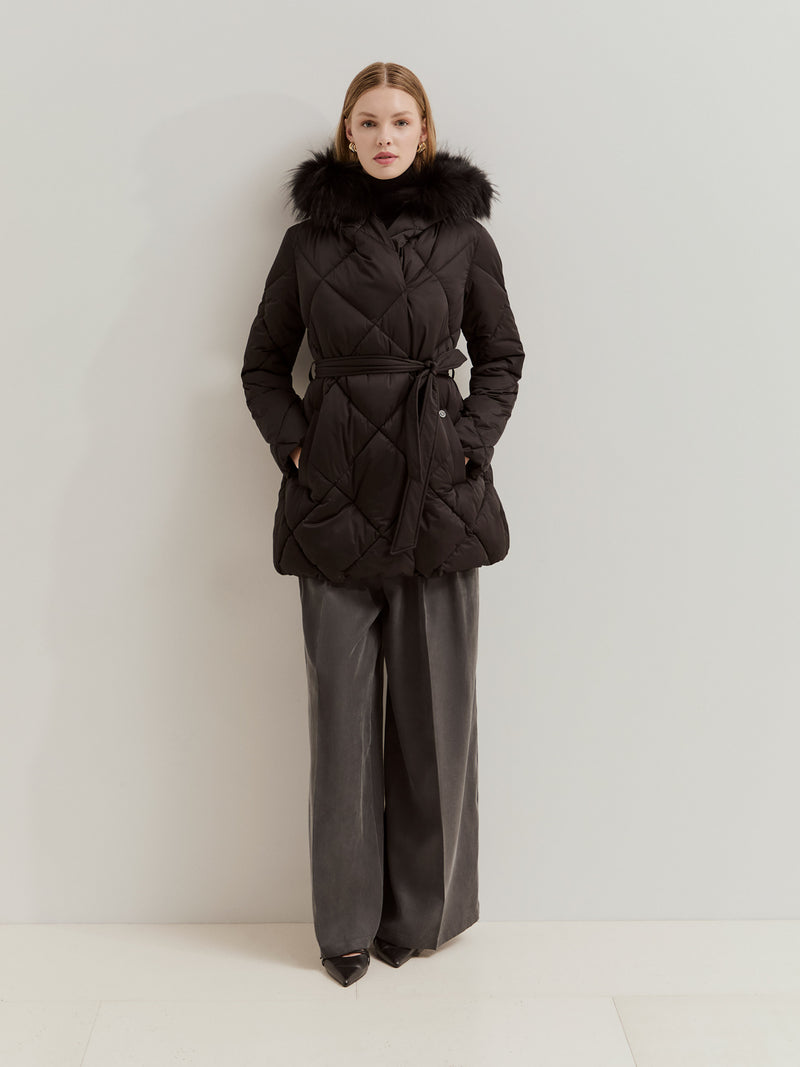 Blusão acolchoado com capuz e cinto