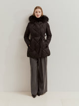 Blusão acolchoado com capuz e cinto