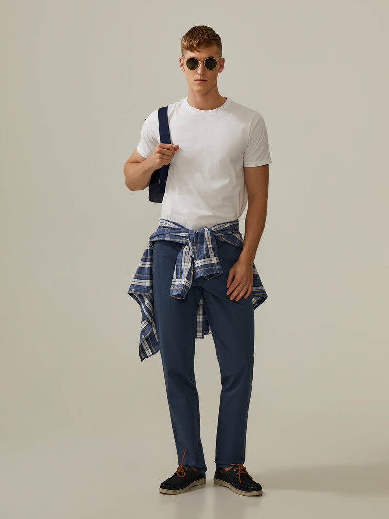 Calças chino slim fit em sarja