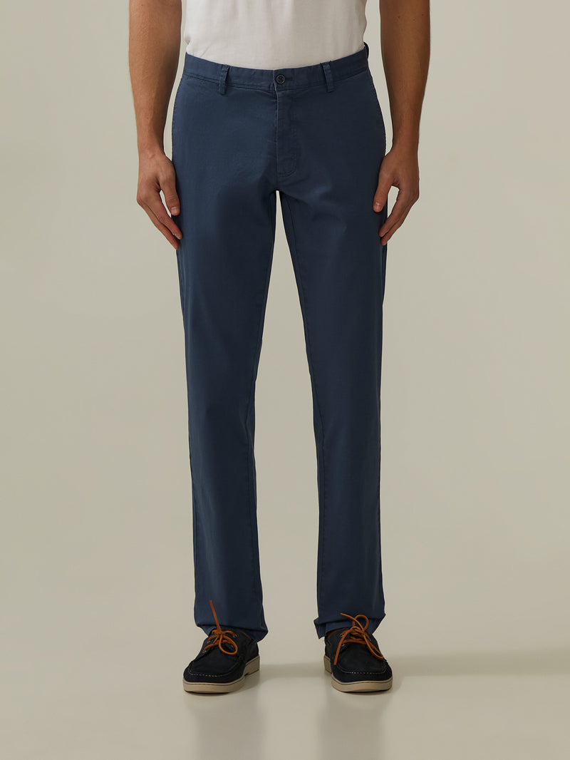 Calças chino slim fit em sarja