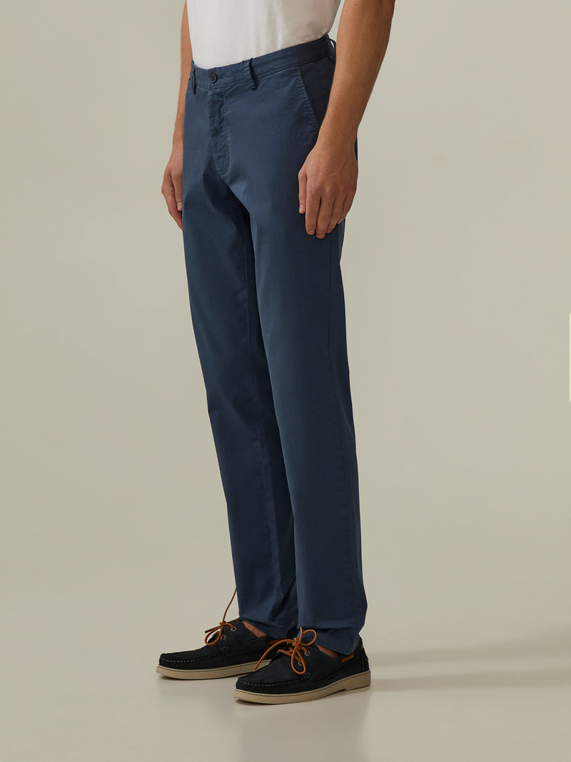 Calças chino slim fit em sarja