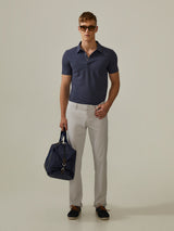 Calças chino slim fit em sarja